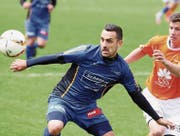 Die Sirnacher Spieler (blau) geben alles, um vor dem Gegner an den Ball zu kommen. (Bild: Mario Gaccioli)