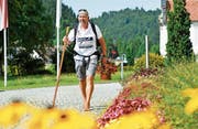 Auf seiner Barfusswanderung macht Aldo Berti unter anderem im Kloster Fischingen Halt. Und zwar an dem Tag, an dem er den Weltrekord knackt. (Bilder: Donato Caspari)