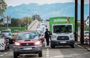 Das Niveau zwischen dem, was man im St. Galler Rheintal und in Vorarlberg verdienen kann, gleicht sich immer mehr an. Stabilisierte sich dazu der Euro-Kurs auf hohem Niveau, könnte dies viele Grenzgänger vom Pendeln in die Schweiz abhalten. (Bild: Archiv/Benjamin Manser)