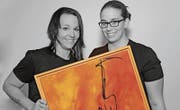 Desi Brügger (l.) und Catrin Buchli-Curau zeigen ihre Bilder Bild: pd