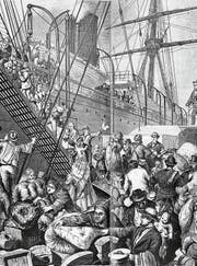 Ein Schiff mit Auswanderern ist im Hafen von New York angekommen. Während der Zollinspektion gibt es unter den Passagieren ein ziemliches Gerangel. Das Bild entstand etwa 1870. (Bild: Getty)