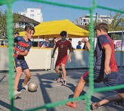 Echte Strassenkicker: Der «FC Albania» aus Diepoldsau (in Rot) reist als Fairplay-Sieger in der U14 ans Finalturnier nach Luzern. (Bilder: Yves Solenthaler)