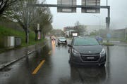 Die Beifahrerin des vorderen Autos klagte über Nackenschmerzen. (Bild: STAPO)