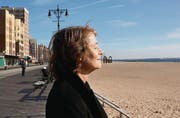 Unterwegs mit Charlotte Rampling führt die Dokumentation «The Look» auch zu Schauplätzen einiger ihrer Filme. (Bild: pd/Xenix Film)