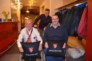Der abtretende Präsident Markus Böni, links, und der zurückgetretene Kassier Ernst Götschi machen es sich im geschenkten Liegestuhl gemütlich. Hinten Danny Lüthi, seit Freitag neu gewählter Präsident des FC Bazenheid. (Bild: Beat Lanzendorfer)