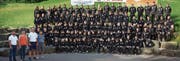 160 Spielerinnen und Spieler – im Bild etwa 100 – des UHC Nesslau Sharks machen in einheitlichen Anzügen eine gute Figur. (Bild: PD)