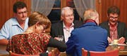 Befürworter und Gegner der Abstimmungsvorlagen debattierten in kleiner, aber interessierter Runde im Restaurant Mühlau. (Bilder: Sascha Erni)