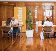 Intensive Gespräche an der Kontaktbörse. (Bild: Benjamin Manser)