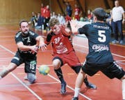 Fabrice Walter vom SC Frauenfeld (rot) kämpft sich durch die Appenzeller Verteidigung mit Lukas Manser und Rene Rigas. (Bild: Mario Gaccioli)
