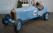 Renate und Peter Hürlimann in einem fast 100 Jahre alten Citroën vor ihrem Haus in Freidorf. (Bild: Ralph Ribi)