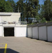 Während die Terrasse der Bäckerei erhalten bliebe, müssten die Garagen rechts für das Südportal des Tunnels im Riethüsli weichen.
