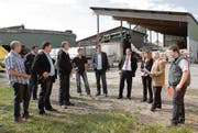 «Emissionen Optimieren»: (v. l.) Markus Bänziger (Heimatschutz SG/AI); René Altherr (Bauverwalter, Widnau); Urs Hollenstein und Christophe Fluri (Anwohner, Widnau); Peter Nüesch (Landwirt Tratthof, Widnau); Patrick Spirig (Bauverwalter Diepoldsau), Karl Köppel (Präsident Ortsgemeinde Widnau), Andrea Moschen-Hanselmann (Ratsschreiberin Diepoldsau), Roland Wälter (Gemeindepräsident Diepoldsau), Stefan Britschgi, VR-Präsident Rhy Biogas AG. (Bild: René Schneider)