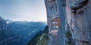 Einzigartige Lage: Das Berggasthaus Aescher klebt unter einer 100 Meter hohen, überhängenden Felswand. (Bild: Benjamin Manser)