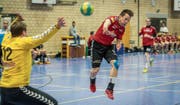 Matthias Hörler vom SV Fides (rechts) beim Wurfversuch gegen Appenzells Goalie Raffael Graf. (Bilder: Hanspeter Schiess)
