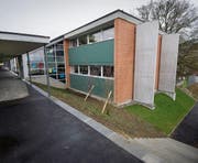 Das Schulhaus Feldli wurde im Zuge der Sanierung mit Säulen erdbebensicher gemacht. (Bild: Urs Bucher (30. März 2012))
