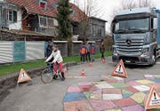 Obwohl der Chauffeur sich sogar noch etwas vorbeugt, kann er vor sich nur Ivo Bürge sehen, nicht jedoch die Kinder. (Bilder: Gert Bruderer)