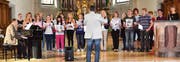 Die Abschlussfeier der Kantonsschule wird stets mit musikalischen Beiträgen aus den eigenen Reihen bereichert. Der Kantichor singt ein Medley aus «Les Misérables» unter der Leitung von Suso Mattle und am Klavier begleitet von Karl Hardegger. (Bilder: Monika von der Linden)