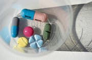 Abgabe von Medikamenten an einen Patienten im Spital. (Bild: Susann Basler (28. September 2009, Frauenfeld))