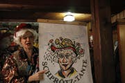 Die «Schprötz-Tanten» geizen auf ihrer Tour in den Beizen nicht mit träfen Sprüchen. (Bild: Fränzi Grögli)