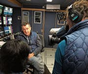 Beni Giger im Fokus der Kamera bei einem Interview mit einer koranischen Journalistin. (Bild: PD)