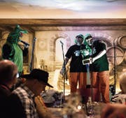 Ehrung auf der 26. Tour durch Gossauer Fasnachtsbeizen. Die «Zwei Räppler» bekommen den ersten Drachenpreis. (Bild: Sabrina Stübi)