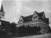 Das Gewerbeschulhaus am Unteren Graben irgendwann zwischen 1915 und 1925. Die Bäume im Mangenpärklein sind erheblich kleiner als heute und auf der Strasse flutet noch nicht der Motorfahrzeugverkehr. (Bild: Stadtarchiv St. Gallen)