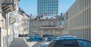 Eine ungewohnte Sicht aufs spanische Klubhaus und die Fachhochschule: Hinter dem neuen Schulgebäude KV Ost (rechts) wird parkiert. (Bilder: Ralph Ribi)