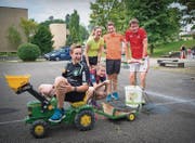 Mitglieder des TV Berg geben vollen Einsatz am Plauschwettkampf zum 40-Jahr-Jubiläum. (Bild: Ralph Ribi)