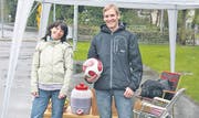 Mit dem Ball im Regen alleine stehen gelassen: Claudia Tobler und Roman Rüssmann. (Bild: Yannik Pozní?ek)