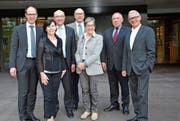 Die Männerchörler bei der Ruhebank auf dem Grundstück Bädli in St. Peterzell mit Gastgeberin Lucrezia Meier-Schatz. Bild: PD (Bild: Beat Lanzendorfer)