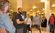 Bierdegustation in der Uzwiler Gemeindebibliothek – ein mundendes und spannendes Erlebnis. (Bild: Kathrin Meier-Gross)