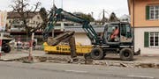Zuerst wurden die Rabatten am Bahnhof Flawil von Baggern aufgebrochen. Dann wurden sie mit einem provisorischen Belag gefüllt. Später soll auf dieser Fläche der neue Bushof entstehen. (Bild: Tim Frei)