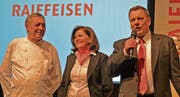 Markus Thalmann (rechts) verabschiedet das Wirtepaar Markus und Vreni Güntensperger.