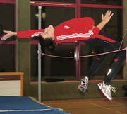 Dominique Good trainiert ihre Hochsprung-Technik: Konzentriert reiht sie Sprung an Sprung, an Sprung … (Bild: Reto Wälter)
