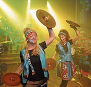 Die Herisauer Ziegelhöttler eröffneten am Freitagabend mit einer Show-Gruppe die Mogelberger Guggengaudi. (Bild: Michael Hug)