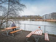 Naturoase im Siedlungsgebiet: Der Sitzplatz am Bildweier in Winkeln ist bei Spaziergängerinnen und Spaziergängern sehr beliebt. Der Weiher ist heute von Strassen und Gebäuden richtiggehend umzingelt: Rechts ein Neubau am Rand des Schutzgebietes, im Hintergrund die AFG Arena. (Bild: Urs Bucher)
