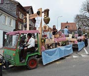 Neun Wagen gehörten zum Ganterschwiler Fasnachtsumzug, darunter die Alphüttengaudi vom Berghof.