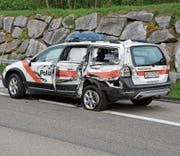 Das demolierte Polizeiauto auf dem Pannenstreifen. (Bild: Kapo TG)