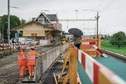 Während Fahrgäste in Muolen den provisorischen Perron benützen, bemühen sich Arbeiter um die rasche Fertigstellung des neuen. (Bild: Jil Lohse)