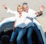 Bella und Paul Steiner: Abflug im Opel-Cabriolet in eine spannende Zukunft. (Bild: Beat Lanzendorfer)