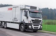 Der neue grosse Elektrolastwagen des Schweizer Umrüsters E-Force One wird ab Dezember vom Bäckereizulieferer Pistor eingesetzt. Die zwei Batterien befinden sich zwischen der Hinter- und der Vorderachse unter dem Aufbau. (Bild: PD)