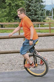 Einradfahren ist nicht so leicht, wie es aussieht. Stefan Lutz hat zwei bis drei Monate gebraucht, bis er es konnte. Auf dem Einrad ist viel Arbeit mit dem Oberkörper nötig. (Bild: Gert Bruderer)