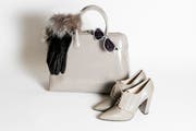 Handtasche 499.90, Lederhandschuhe mit echtem Pelz 399.90, Piloten-Sonnenbrille 229.90, Lederpumps 299.90 (alles Madeleine Mode) (Bild: Mareycke Frehner)