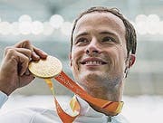 AUSGABE: 16.09.2016-SPO / Switzerland's Marcel Hug celebrates his gold medal for the men's 800m T54 on the podium in the Olympic Stadium at the Summer Paralympics Rio 2016 in Rio de Janeiro, Brazil, on Thursday, September 15, 2016. (KEYSTONE/Alexandra Wey) (Bild: ALEXANDRA WEY (KEYSTONE))