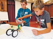 Marcel Dietrich und Joel Finger aus Rebstein haben einen Roboter gebaut, der funkferngesteuert zeichnet. (Bild: Max Tinner Luechingen)