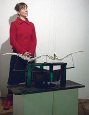 Eruk T. Soñschein hinter einer Arbeit, mit der sie eine Art Geier-Skelett nachkonstruiert hat. (Bild: Urs Jaudas)