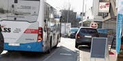 Situation beim Metropolkreisel: Werbetafeln auf dem Trottoir versperren den Weg. (Bild: Susi Miara)