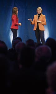 Multi-Verwaltungsrätin Barbara Kux (rechts) mit Moderatorin Susanne Wille Fischlin am Rheintaler Wirtschaftsforum. (Bild: Benjamin Manser)