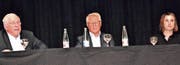 Christoph Blocher und Laura Zimmermann diskutierten unter der Leitung von Victor Rohner (Mitte) in Widnau. (Bild: pd)