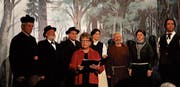 Sebastian Huber als Pfarrer, Urs Rütsche und Paul Gemperle als Nachbarn Erni Rohrer und Erni Anderhalden; Anita Huber als Tochter Lisabeth; Paul Raschle als Niklaus von Flüe, die überragende Doris Scherrer als Dorothee, Philipp Guldimann als Sohn Hans (von links) sowie die Erzählerin Margrit Stadler (vorne). (Bilder: Fränzi Göggel)